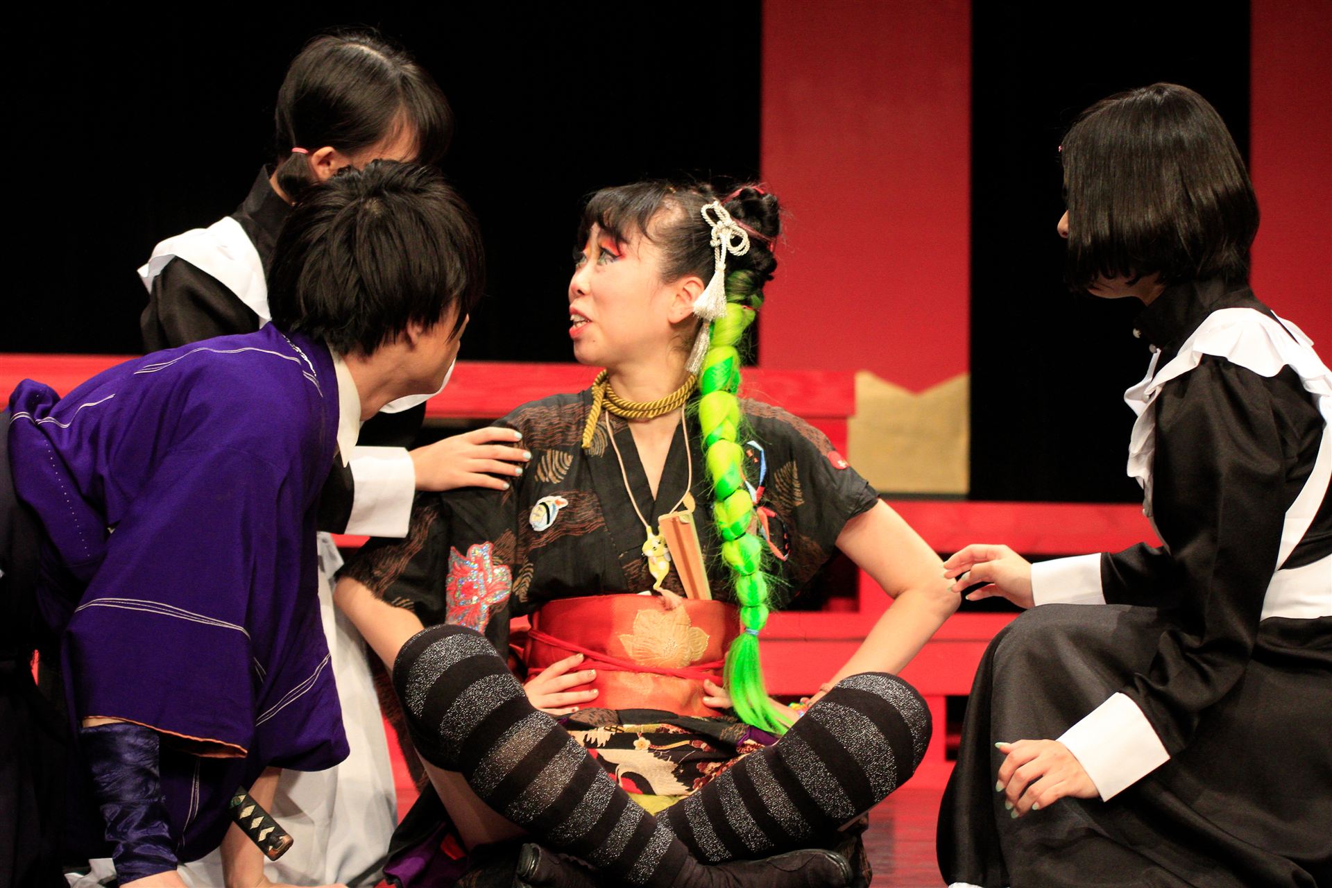 劇団アニマル王子の舞台写真：和装のキャストが囲む会話シーン